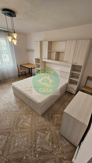 Garsonieră decomandată în Est