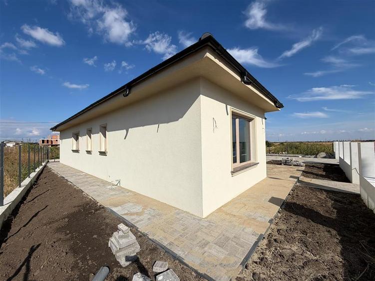 Casă individuală cu 4 camere cu Canalizare în Exterior Vest