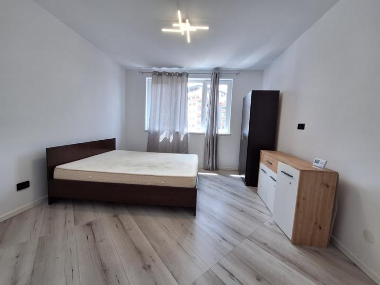 Apartament cu 3 camere semidecomandat, mobilat în Florești
