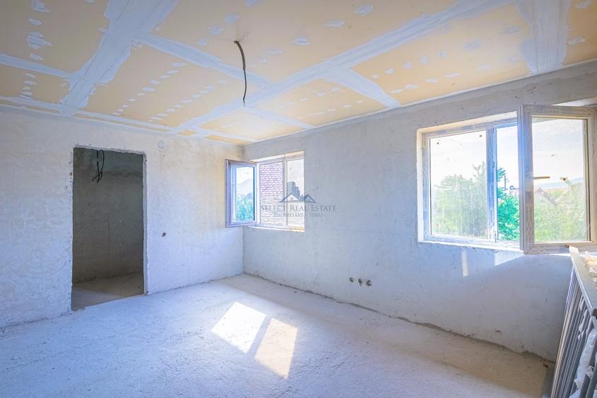 Casă individuală cu 12 camere cu Teren 568 Mp în Cristian