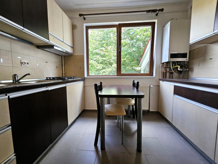 Apartament cu 4 camere decomandat în Giulești