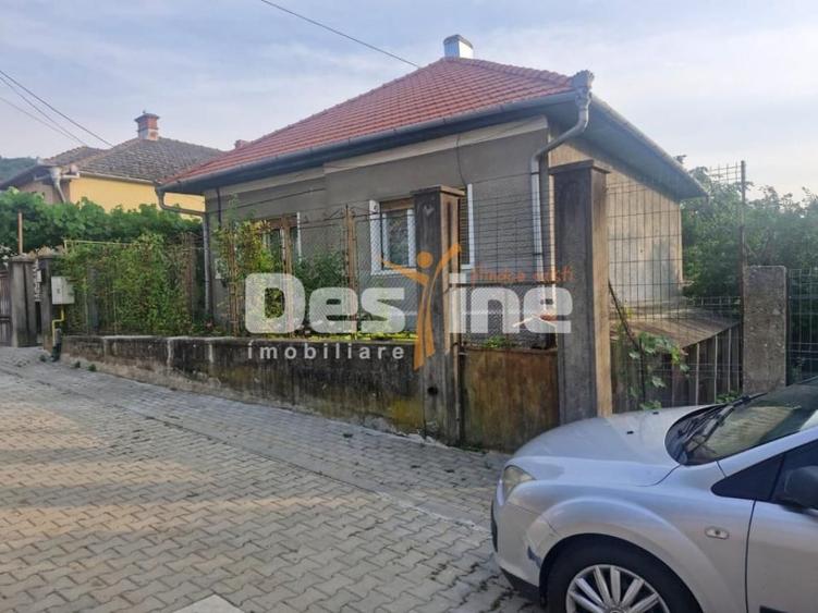 Casă cu 5 camere cu Teren 660 Mp în Central