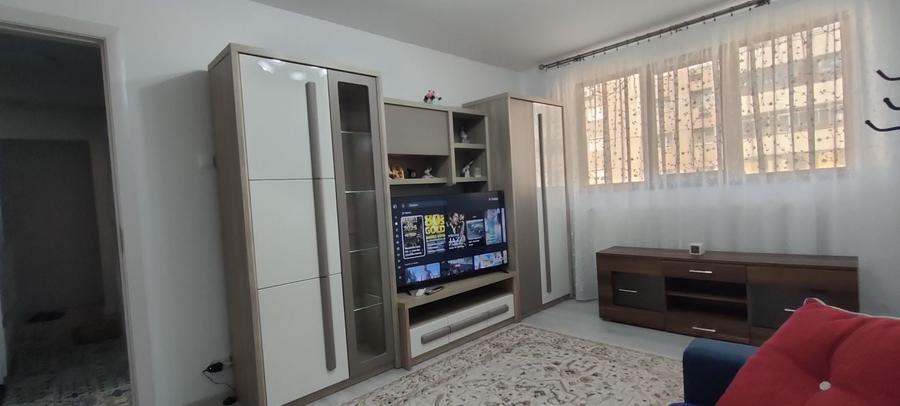 Apartament cu 3 camere semidecomandat în Central