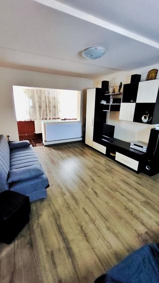 Apartament cu 3 camere semidecomandat în Central