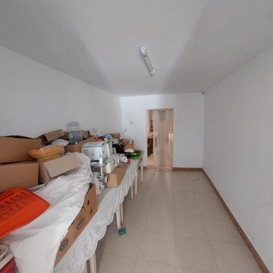 Spațiu comercial, de 800 mp, în Est