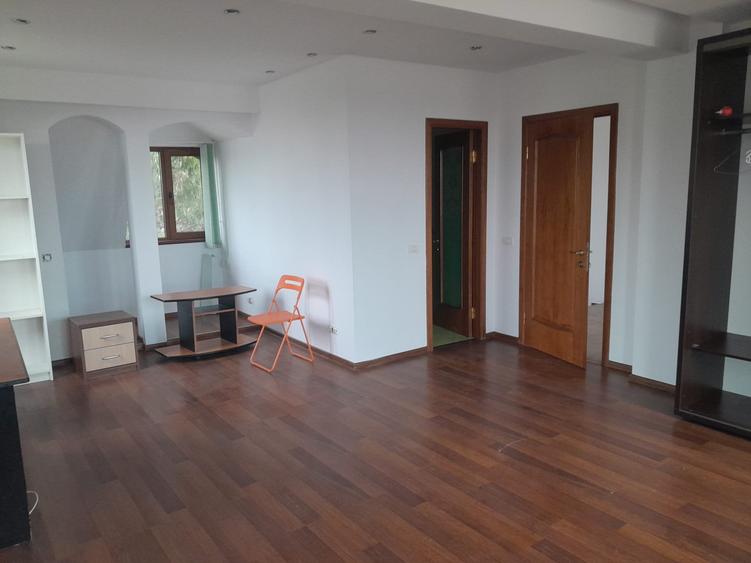 Casă cu 8 camere cu Teren 1450 Mp în Joița