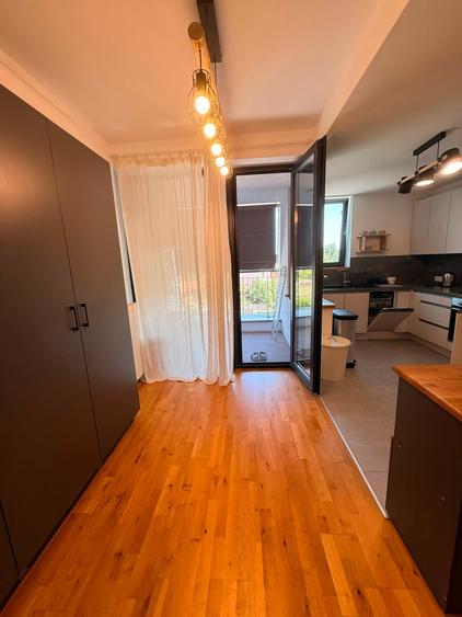Apartament cu 3 camere semidecomandat în Băneasa