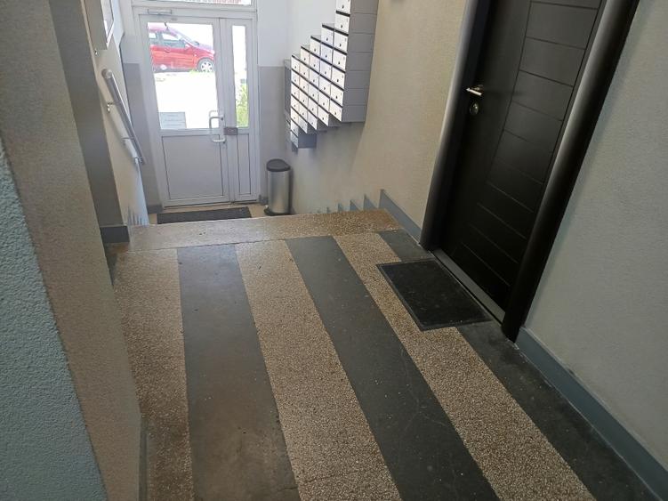Apartament cu 3 camere semidecomandat în Gara de Nord