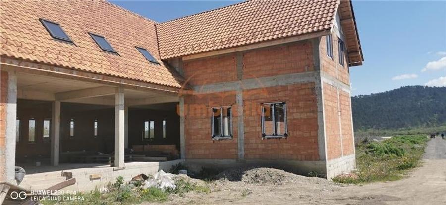 Casă individuală cu 19 camere cu Canalizare în Iclod