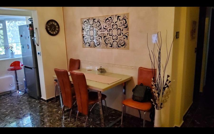 Apartament cu 3 camere decomandat în Sud
