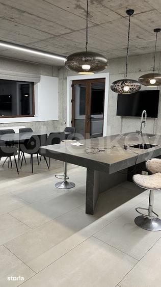 Casă cu 7 camere cu Teren 1000 Mp în Central