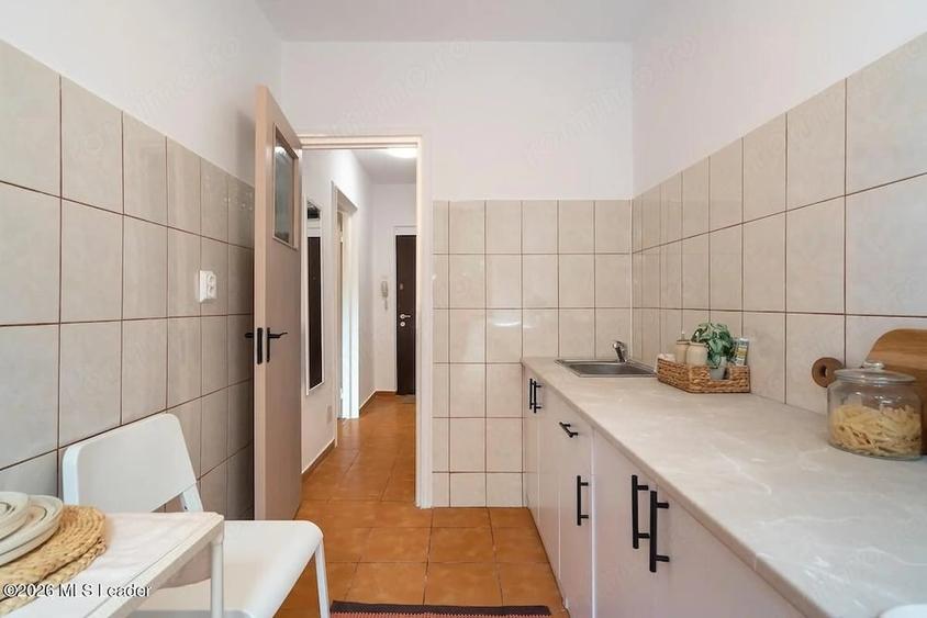 Apartament cu 4 camere semidecomandat în Drumul Taberei