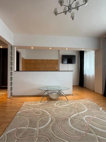 Apartament cu 3 camere decomandat, mobilat în Central