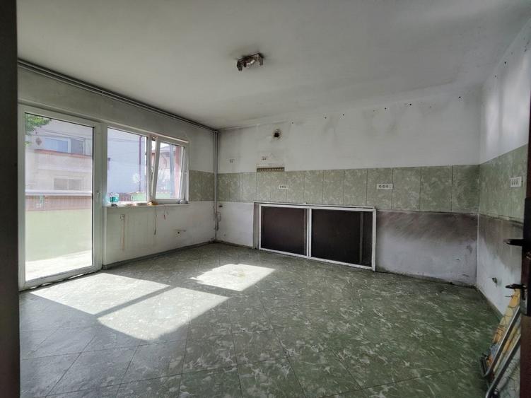 Casă cu 6 camere cu Canalizare în Central