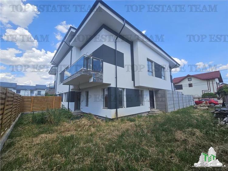 Duplex cu 5 camere cu Canalizare în Roșu