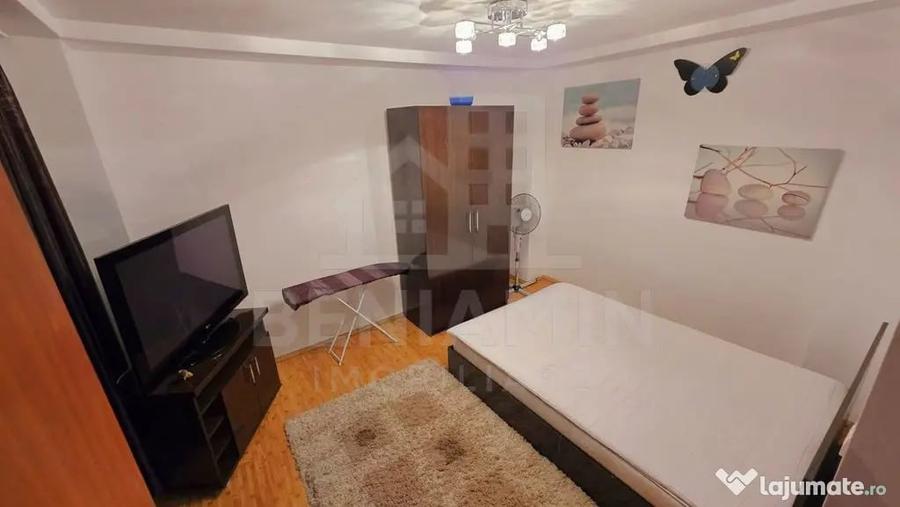 Apartament cu 3 camere semidecomandat în Craiovița Nouă