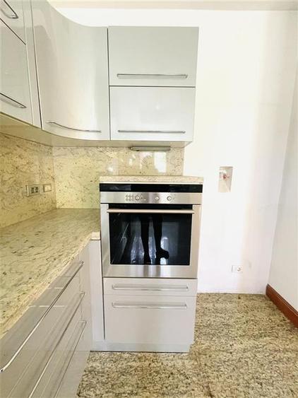 Casă individuală cu 8 camere cu Canalizare în Sisești