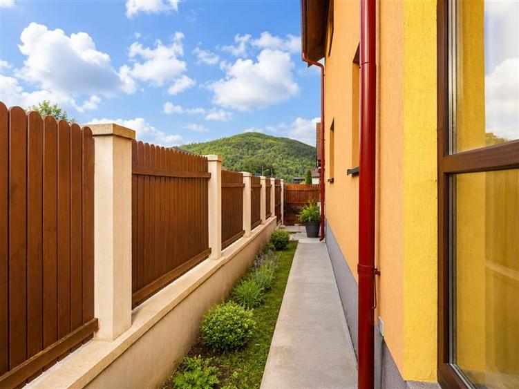 Casă cu 8 camere cu Garaj în Exterior Est
