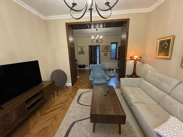 Casă individuală cu 6 camere cu Canalizare în Tineretului