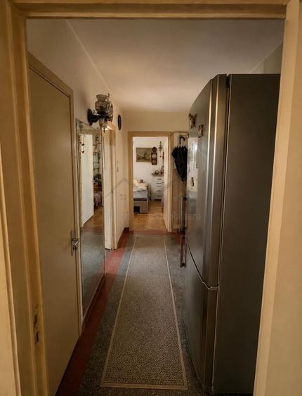 Apartament cu 3 camere semidecomandat în Podu Roș