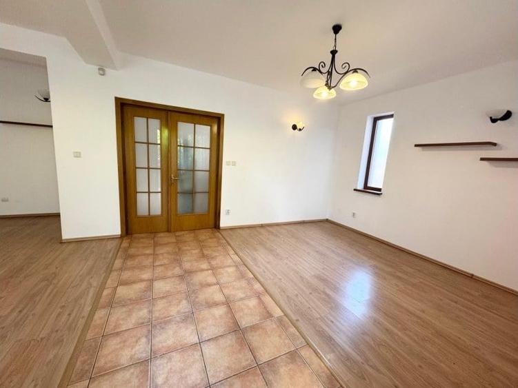 Casă cu 8 camere cu Teren 250 Mp în Tei