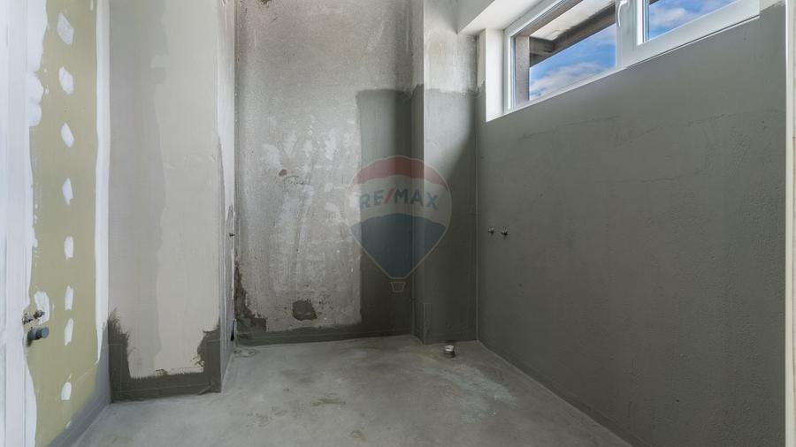 Penthouse cu 4 camere semidecomandat în Semicentral
