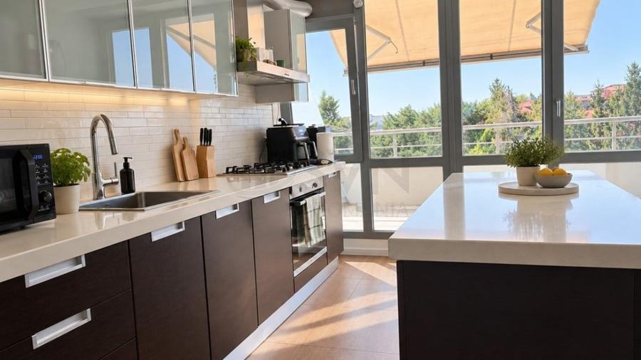 Apartament cu 4 camere decomandat în Iancu Nicolae
