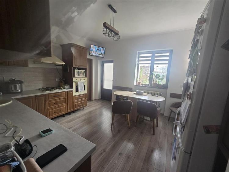 Apartament cu 3 camere decomandat, mobilat în Exterior Est