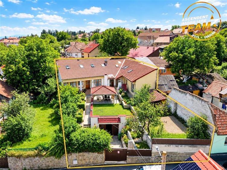 Casă individuală cu 9 camere cu Canalizare în Central