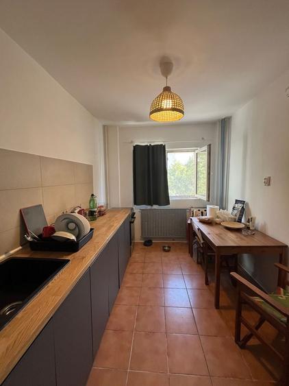 Apartament cu 4 camere semidecomandat, mobilat în P-ța Victoriei