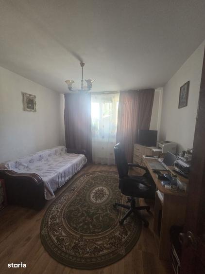 Casă cu 4 camere decomandat în Rovine