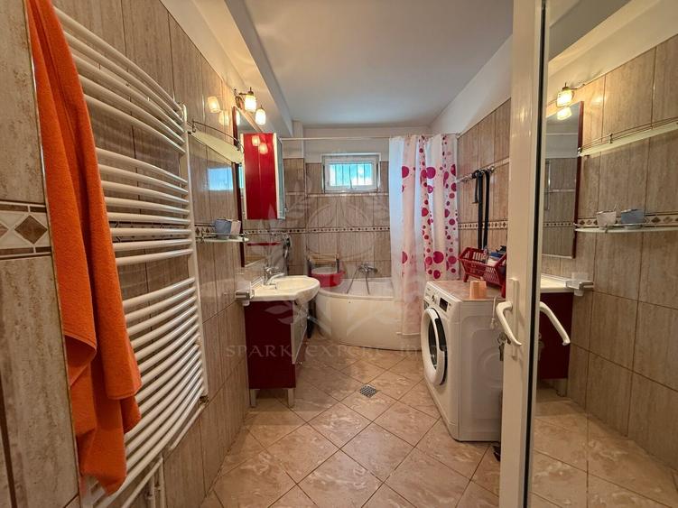 Casă individuală cu 8 camere cu Canalizare în Podenii Noi