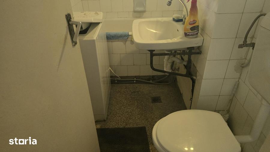 Apartament cu 3 camere semidecomandat în Gojdu