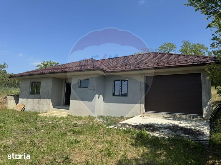 Casă cu 4 camere cu Teren 1109 Mp în Bonț