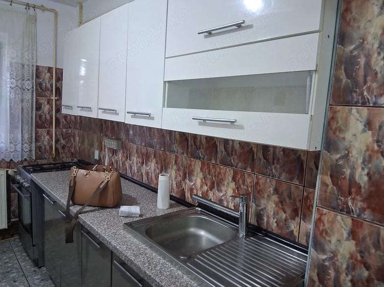 Apartament cu 3 camere decomandat în Lipovei