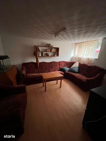 Casă cu 5 camere cu Teren 446 Mp în Florilor