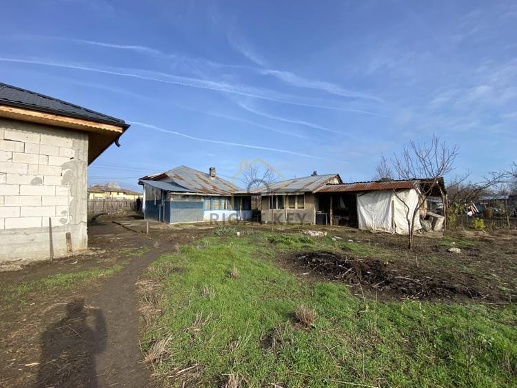 Casă individuală cu 4 camere cu Teren 1600 Mp în Petru Rareș