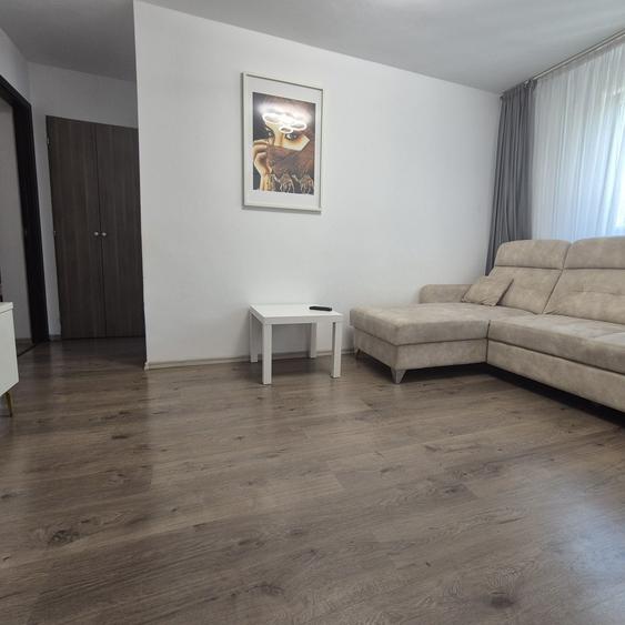 Apartament cu 3 camere semidecomandat în Vitan
