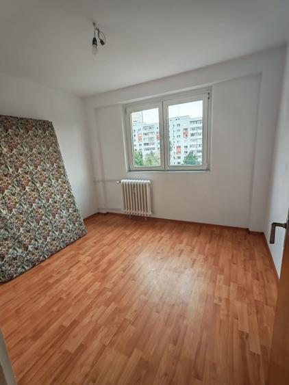 Apartament cu 4 camere semidecomandat în P-ța Victoriei