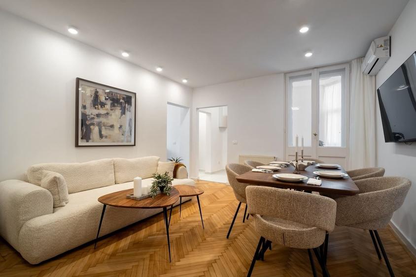 Apartament cu 4 camere, mobilat în P-ța Romană