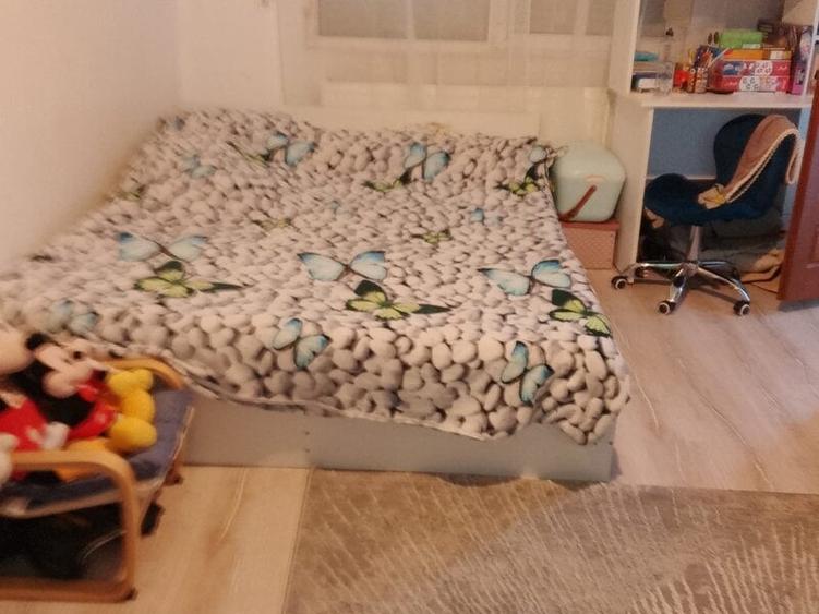 Apartament cu 4 camere semidecomandat în Berceni