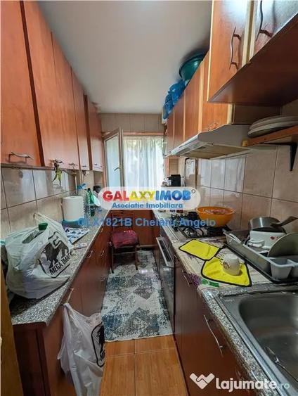 Apartament cu 3 camere semidecomandat în Berceni