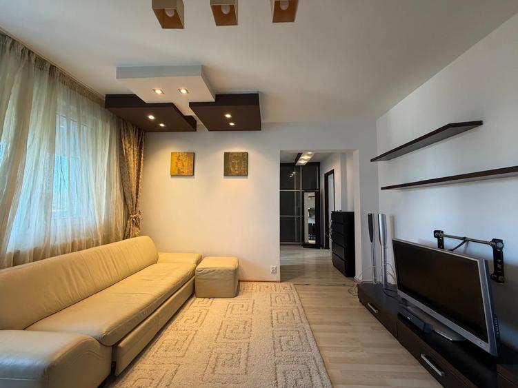 Apartament cu 3 camere semidecomandat în Titan