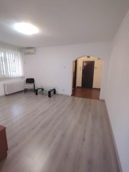 Apartament cu 3 camere semidecomandat, mobilat în Drumul Taberei — fotografia 3