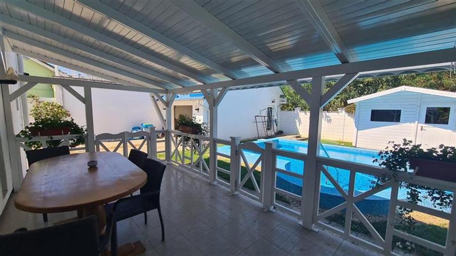 Casă individuală cu 4 camere cu Piscina în Fratelia