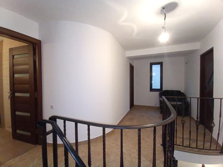 Casă cu 5 camere cu Teren 700 Mp în Blejoi