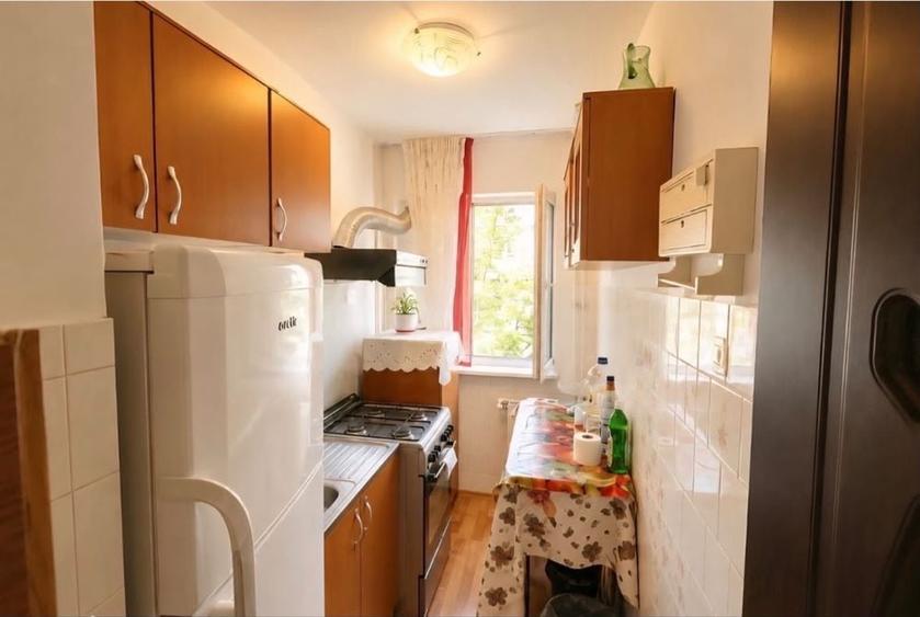 Apartament cu 3 camere semidecomandat în Craiovița Nouă