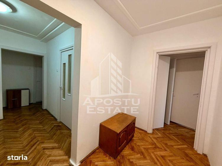 Apartament cu 3 camere, mobilat în Complex Studențesc