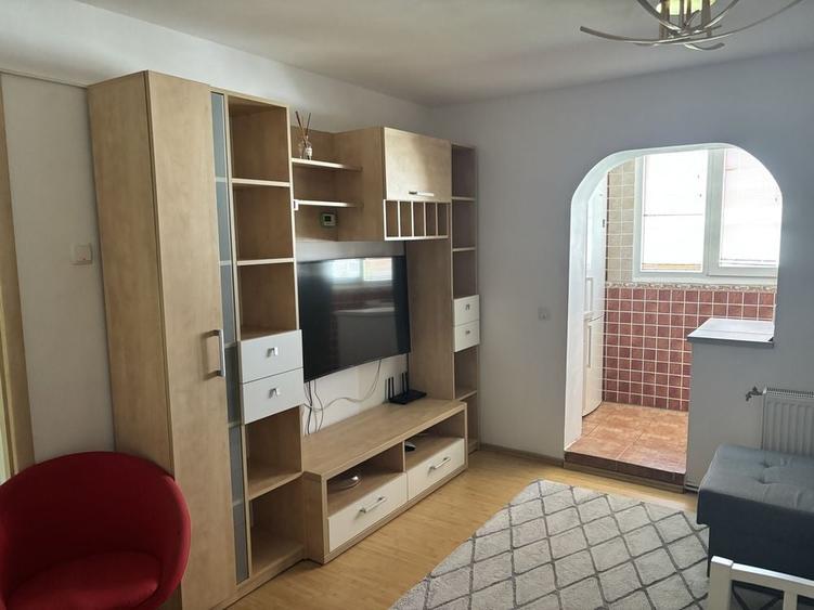 Apartament cu 3 camere decomandat, mobilat în Băneasa