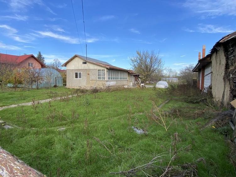 Casă cu 4 camere în Ghizdaru